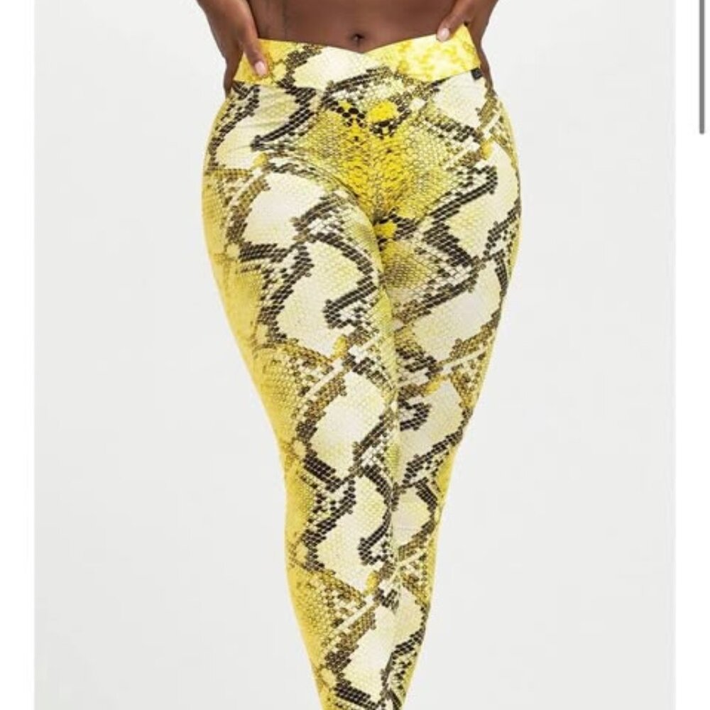 LiCi Fit Lemon Bite V-Cut Scrunch Legging